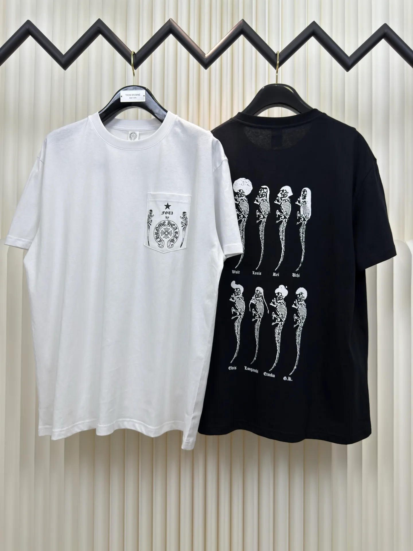 P240 Chrome Hearts/foti Lizard Man Family Portrait Short Sleeves Authentic Open Edition - Physical Counter - Top Luxury Quality 🆚 Instant sale of all editions on the market. The fabric is made of 26 weave 200g cotton. The printing is made of hand glue printing. Customized accessories. Size S M L